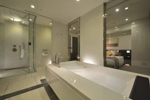 Collaboration Suite Room | Bathroom | Eco-friendly toiletries, hair dryer, slippers, bidet