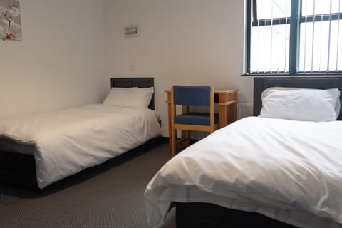 Twin Room | Desk, free WiFi, bed sheets