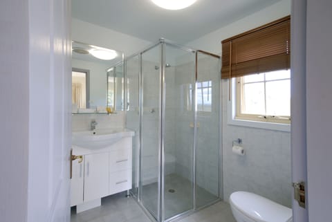 Riverview Suite | Bathroom | Shower, free toiletries, hair dryer, towels