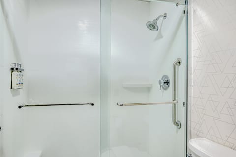 Combined shower/tub, hair dryer, towels