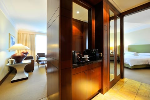 Junior Suite | Private kitchenette | Fridge, coffee/tea maker