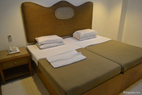 Deluxe Twin Room | In-room safe, desk, rollaway beds, free WiFi