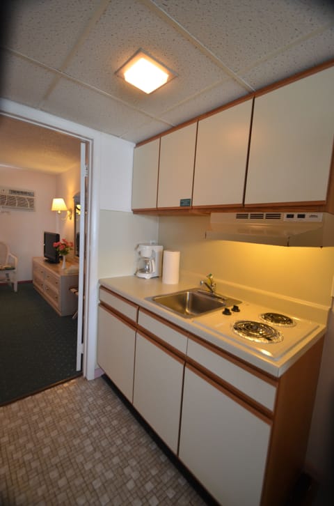 1 Bedroom Suite, Living Room, Kitchen | Private kitchen | Microwave, coffee/tea maker, toaster, cookware/dishes/utensils