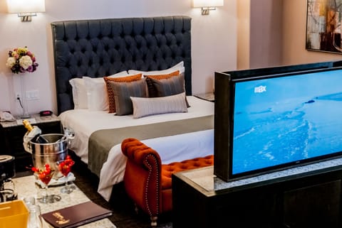 Deluxe Suite | Minibar, in-room safe, desk, iron/ironing board