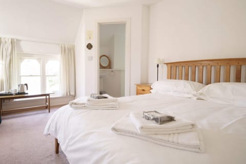 Double Room, Ensuite | Desk, iron/ironing board, free WiFi, bed sheets