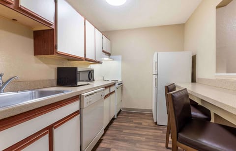 Deluxe Studio, Multiple Beds, Non Smoking | Private kitchen | Fridge, microwave, stovetop, coffee/tea maker