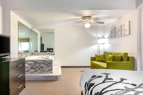 Suite, Multiple Beds, Non Smoking, Hot Tub | Desk, iron/ironing board, free WiFi, bed sheets