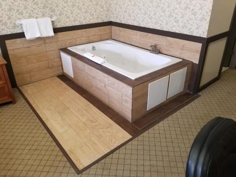 Combined shower/tub, hair dryer, towels