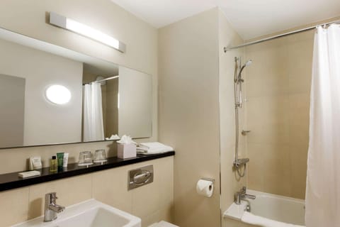 Combined shower/tub, free toiletries, hair dryer, towels