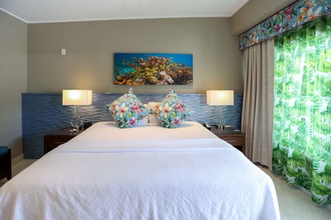 Deluxe Room, 1 King Bed | Egyptian cotton sheets, premium bedding, pillowtop beds, in-room safe