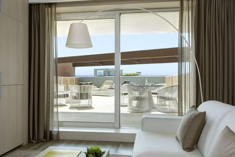 Suite (Sundeck) | Minibar, in-room safe, desk, blackout drapes