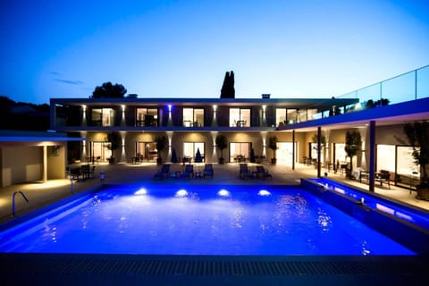 Seasonal outdoor pool, sun loungers