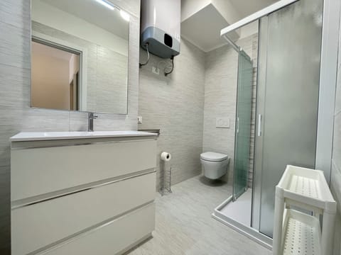 Apartment, 2 Bedrooms | Bathroom amenities