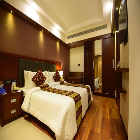 Club Room | Premium bedding, minibar, in-room safe, desk