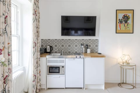 Grand Apartment | Private kitchen | Electric kettle, freezer