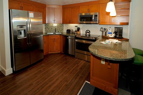 Villa, 1 Bedroom, 1 Bathroom, Kitchen | Private kitchen | Cleaning supplies, paper towels