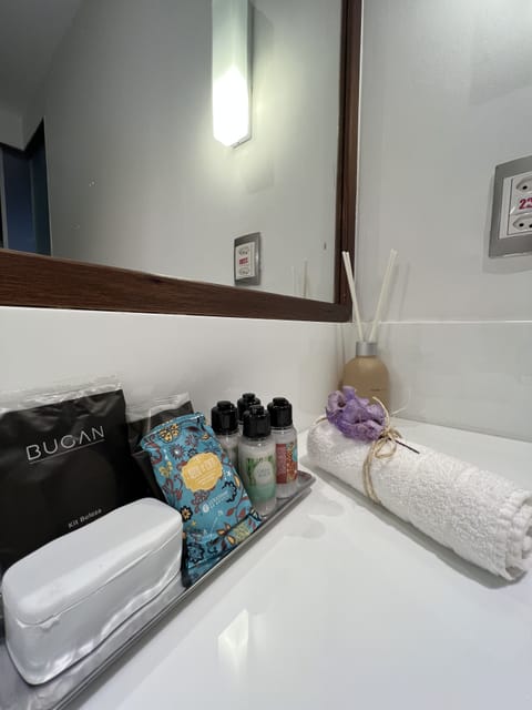 Suite Royal | Bathroom | Shower, free toiletries, hair dryer, towels