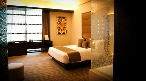 Executive Room, 1 King Bed, Smoking - 15% Discount on F&B | Premium bedding, down comforters, pillowtop beds, minibar