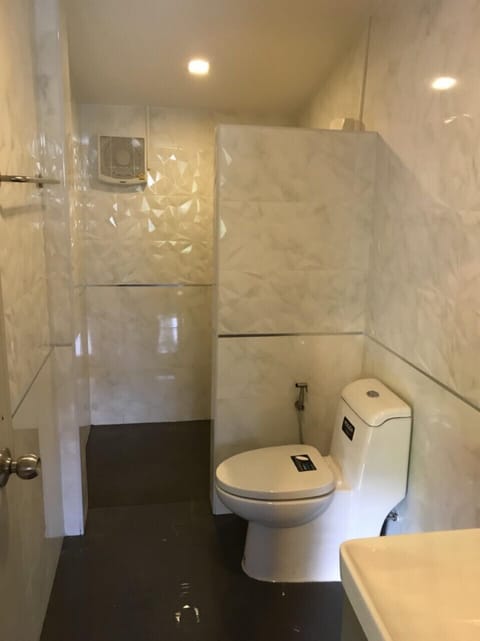 Triple Bungalow | Bathroom | Shower, free toiletries, hair dryer, towels