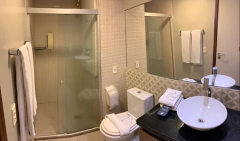 Executive Room | Bathroom | Combined shower/tub, free toiletries, hair dryer, towels