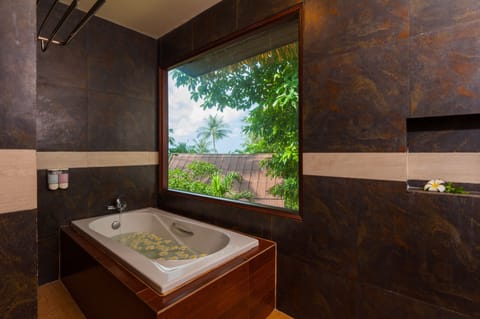 Deluxe Room | Bathroom | Shower, hair dryer, towels