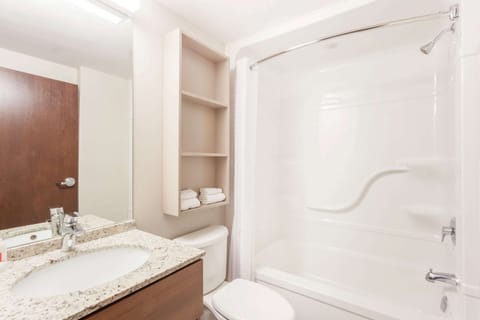 Combined shower/tub, free toiletries, hair dryer, towels