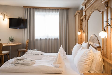 Superior Room | Living area | TV