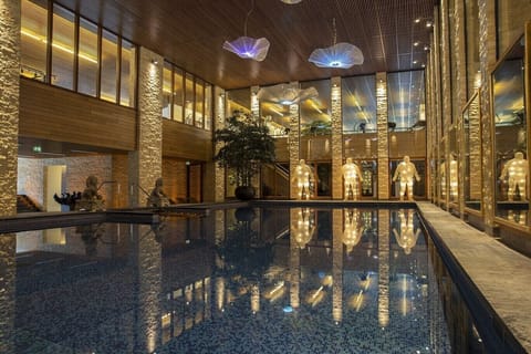 Indoor pool, sun loungers