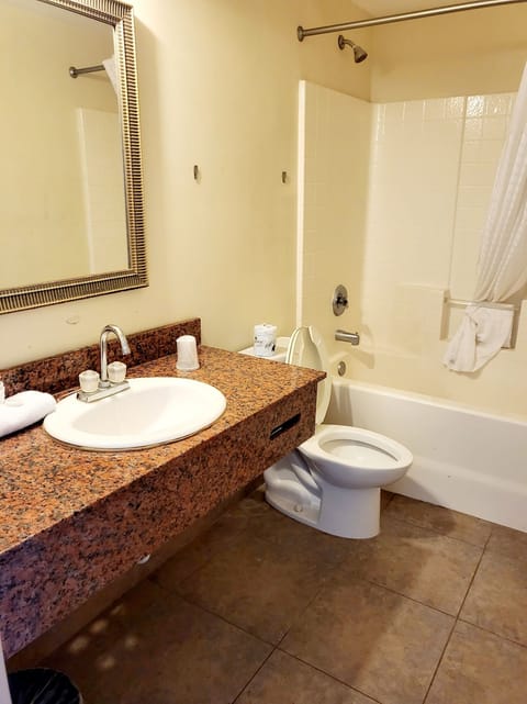 Basic Single Room, 1 Queen Bed | Bathroom | Combined shower/tub, towels