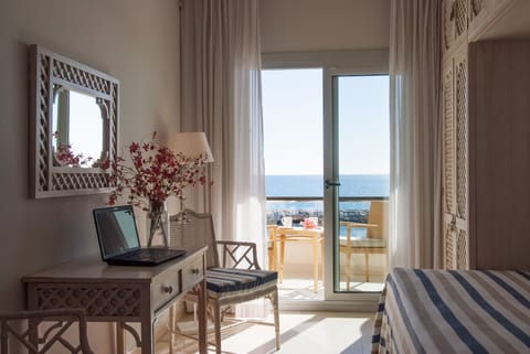 Superior Double Room, Sea View | Minibar, in-room safe, free WiFi, bed sheets