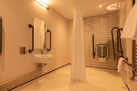 Accessible Double Room | Accessible bathroom