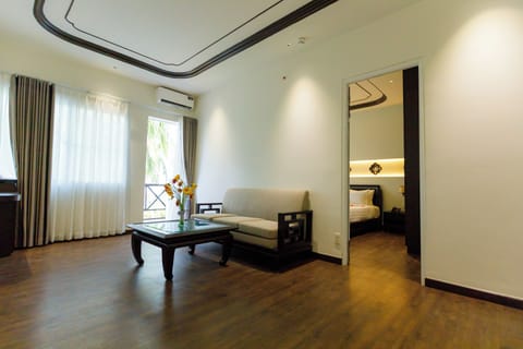 Junior Suite, 1 Bedroom | Minibar, in-room safe, desk, blackout drapes