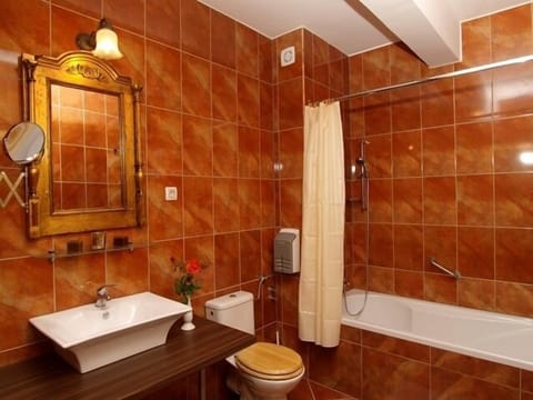 Bathtub, deep soaking tub, free toiletries, hair dryer