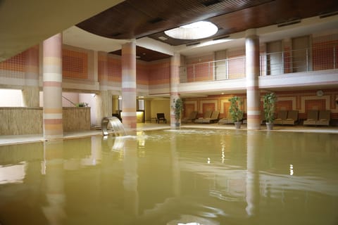 Couples treatment rooms, sauna, spa tub, steam room, hot springs