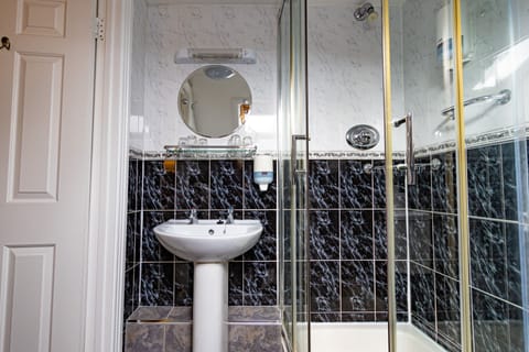 Family Room | Bathroom | Shower, free toiletries, hair dryer, towels