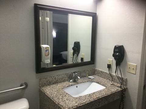 Room, 1 King Bed, Non Smoking | Bathroom | Combined shower/tub, hair dryer, towels