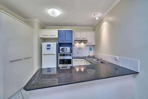 Apartment, 1 Bedroom | Private kitchen | Microwave, stovetop, dishwasher, coffee/tea maker