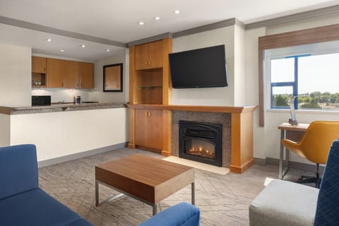 Suite, 1 Queen Bed | In-room safe, desk, blackout drapes, soundproofing