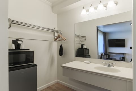 Classic Room | Bathroom | Combined shower/tub, free toiletries, hair dryer, towels