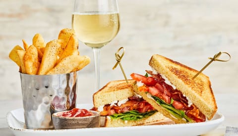 Breakfast, lunch, dinner served; American cuisine