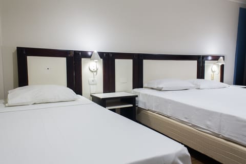 Classic Triple Room | Desk, free WiFi, bed sheets