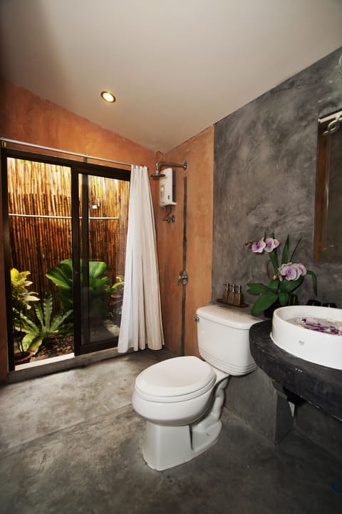 Deluxe Bungalow | Bathroom | Shower, free toiletries, hair dryer, bathrobes