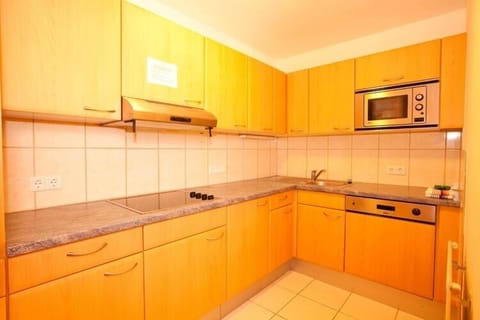 Fridge, coffee/tea maker, electric kettle, highchair