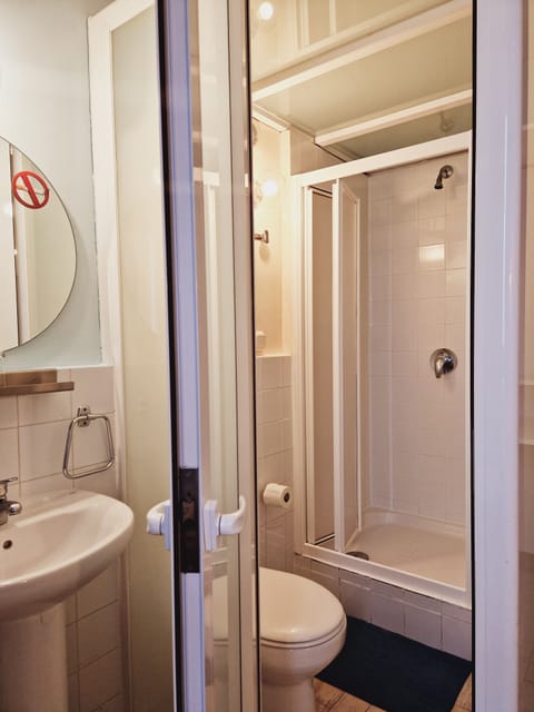 Single Room | Bathroom | Shower, rainfall showerhead, free toiletries, hair dryer