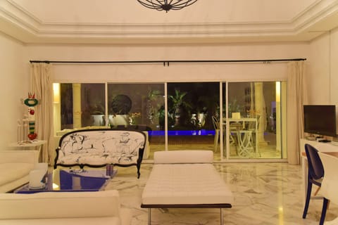 Villa Oceana  | Living room | 40-inch flat-screen TV with satellite channels, TV