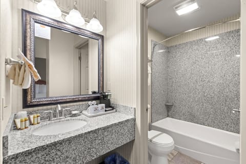 King Standard (No-View) | Bathroom | Combined shower/tub, free toiletries, hair dryer, towels