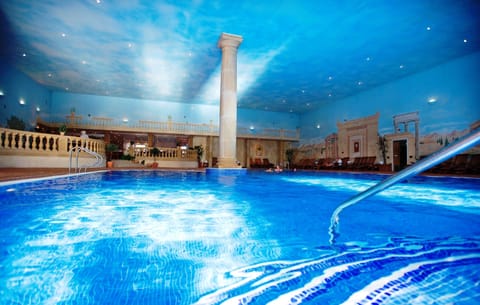 Indoor pool, sun loungers