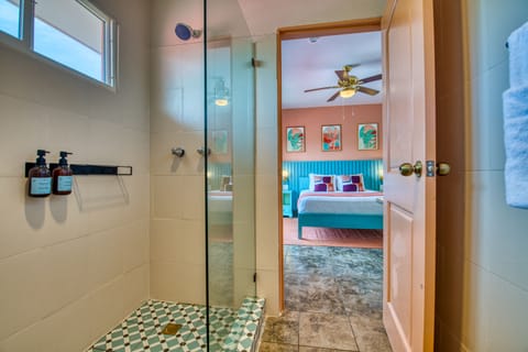 Standard Room With Balcony | Bathroom | Shower, free toiletries, towels