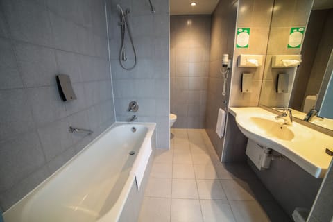 Combined shower/tub, deep soaking tub, free toiletries, hair dryer