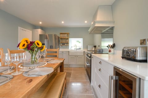 Cottage | Private kitchen | Fridge, dishwasher, electric kettle, toaster